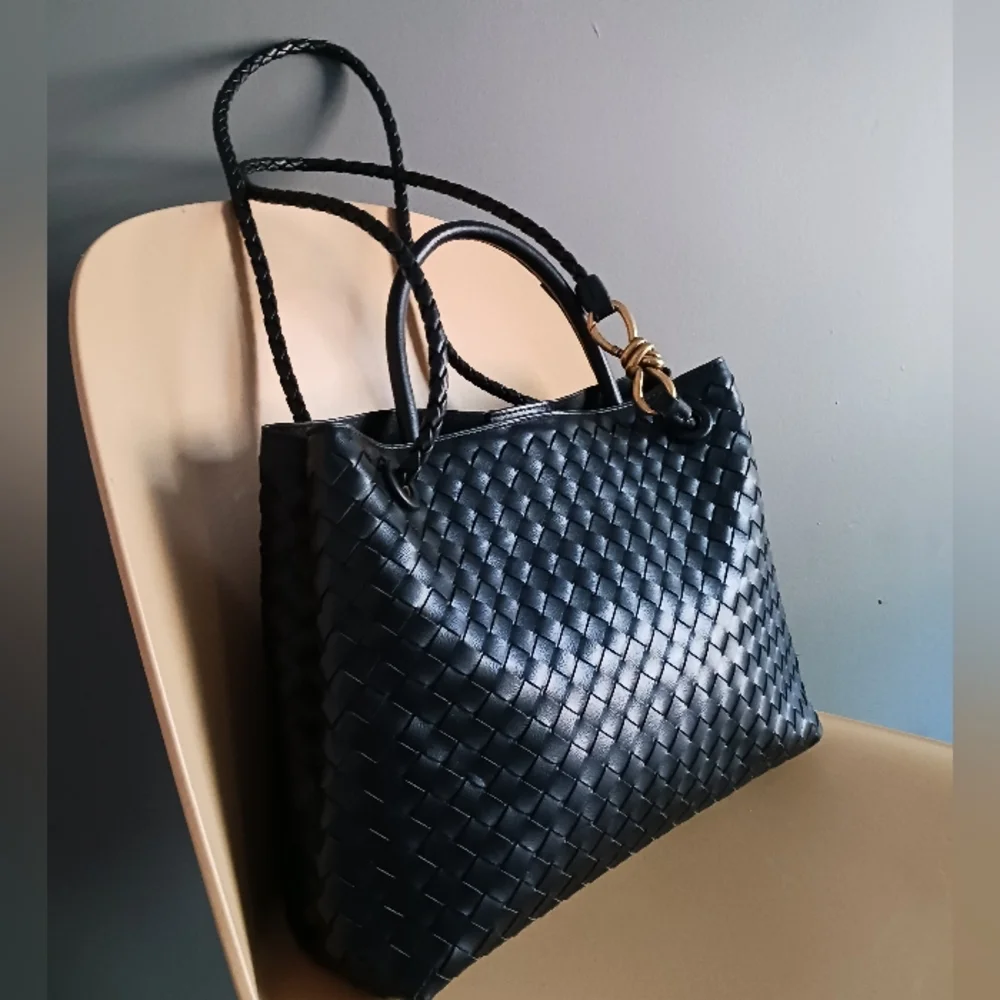 Elegant Black Woven Shoulder Bag - Picture 3 of 14